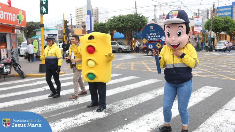 🚦 Con el propósito de prevenir accidentes de tránsito, la Subgerencia de Transporte y Vialidad lanzó la campaña #VíaSeguraVidaSegura 🚸 en los principales puntos de nuestro distrito dónde se registra mayor incidencia de siniestros. ⛔🚗🚌