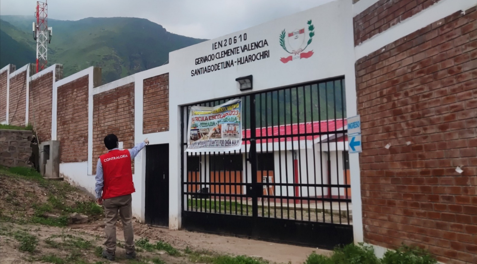 La Contraloría General detectó que exfuncionarios de la Municipalidad Distrital de Santiago de Tuna, en la provincia de Huarochirí, recepcionaron la obra “Recuperación del Local Escolar 20610 Gervasio Clemente Valencia Ex 550” sin estar culminada. Asimismo, ocasionaron un perjuicio económico de S/ 612 511 al omitir la aplicación de penalidad por mora debido a retrasos injustificados del contratista.