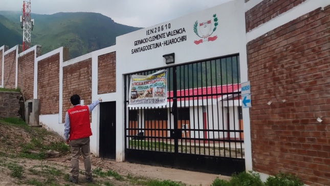 La Contraloría General detectó que exfuncionarios de la Municipalidad Distrital de Santiago de Tuna, en la provincia de Huarochirí, recepcionaron la obra “Recuperación del Local Escolar 20610 Gervasio Clemente Valencia Ex 550” sin estar culminada. Asimismo, ocasionaron un perjuicio económico de S/ 612 511 al omitir la aplicación de penalidad por mora debido a retrasos injustificados del contratista.