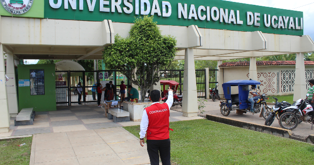 La Contraloría General alertó a la Universidad Nacional de Ucayali que funcionarios otorgaron la buena pro para la contratación del servicio de seguridad y vigilancia para la sede central y filial Aguaytía, a una empresa contratista que no cumplió uno de los requisitos establecidos en los términos de referencia, el cual indica que el proveedor debe cumplir con no tener denuncias por pérdida de vehículos menores, hurto de bienes o aplicación de penalidad dentro de la entidad que prestó el servicio.