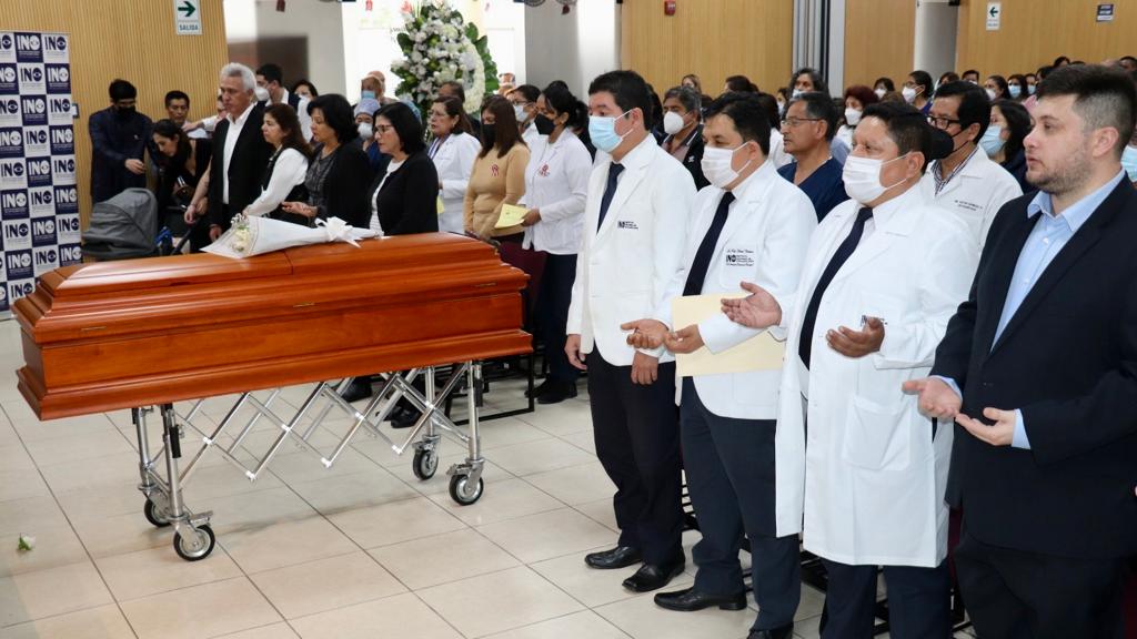Instituto Nacional de Oftalmología rinde emotivo homenaje de despedida a su fundador Francisco Contreras