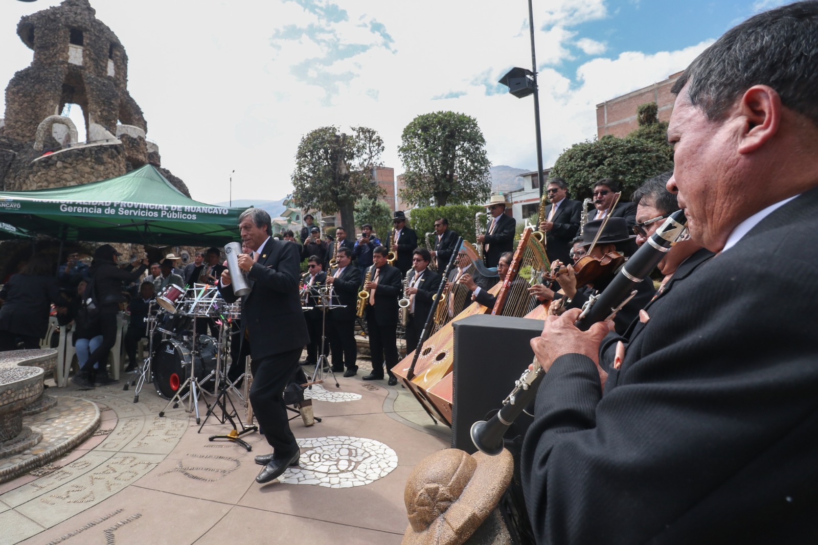 Conmemora los 74 años del
nacimiento de Javier Unsihuay
Con el acompañamiento musical de los Internacionales Ases de Huayucachi
