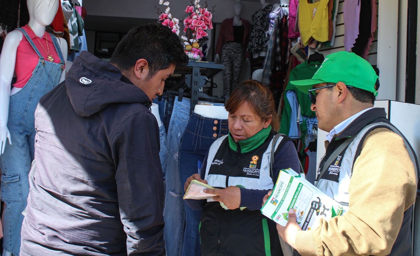 MPH sensibiliza a comerciantes
previo a feria de Santiago