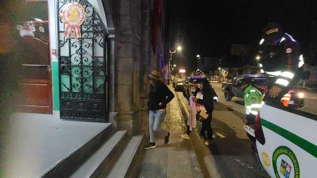 Cámaras de videovigilancia captan hurto de mujeres a persona dormida