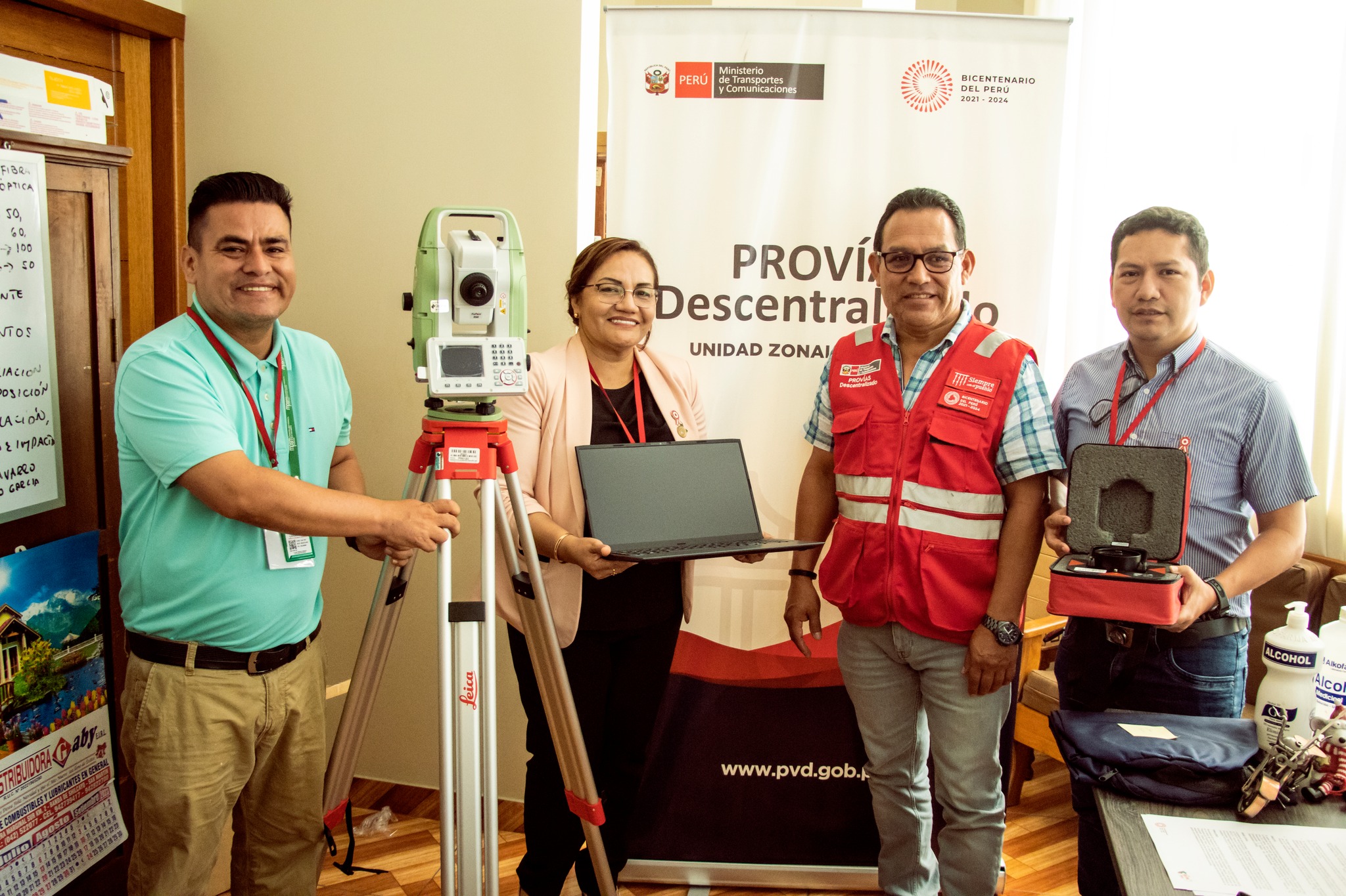 En horas de la mañana la Sra. Lluni Perea Pinedo, alcaldesa de la Municipalidad Provincial de San Martín, se reunió con Provias Descentralizado Unidad Zonal San Martín, todo ello en el marco del Programa de Apoyo al Transporte Subnacional (PATS), a través de la Gerencia de Fortalecimiento de la Gestión Vial Descentralizada (GFGVD), el Programa de Equipamiento a Gobiernos Locales Provinciales, fue implementada el 2021 con el propósito de mejorar su capacidad técnica operativa para la gestión de la infraestructura de la red vial vecinal en el ámbito provincial.
Para lo cual la Municipalidad Provincial de San Martín ha sido considerada en la “Transferencia Bajo la Modalidad de Donación de Equipo Tecnológico de 01 laptop y 01 Estación Total (Instrumento Topográfico Óptico)”, por parte del Jefe de la Unidad Zonal San Martín de Provias Descentralizado Ing. Carlos Alfonso Delgado Loayza, dicha
reunión se llevó a cabo en la ciudad de Tarapoto, para lo cual nuestra autoridad edil se hizo presente en tal evento importante, para el beneficio de nuestra Provincia.
El equipamiento será destinado a la oficina del Instituto Vial Provincial (IVP) de la Municipalidad Provincial de San Martín para mejorar sus capacidades técnicas, operativas y hacer levantamiento de las vías vecinales y mantener actualizado el mantenimiento vial provincial.