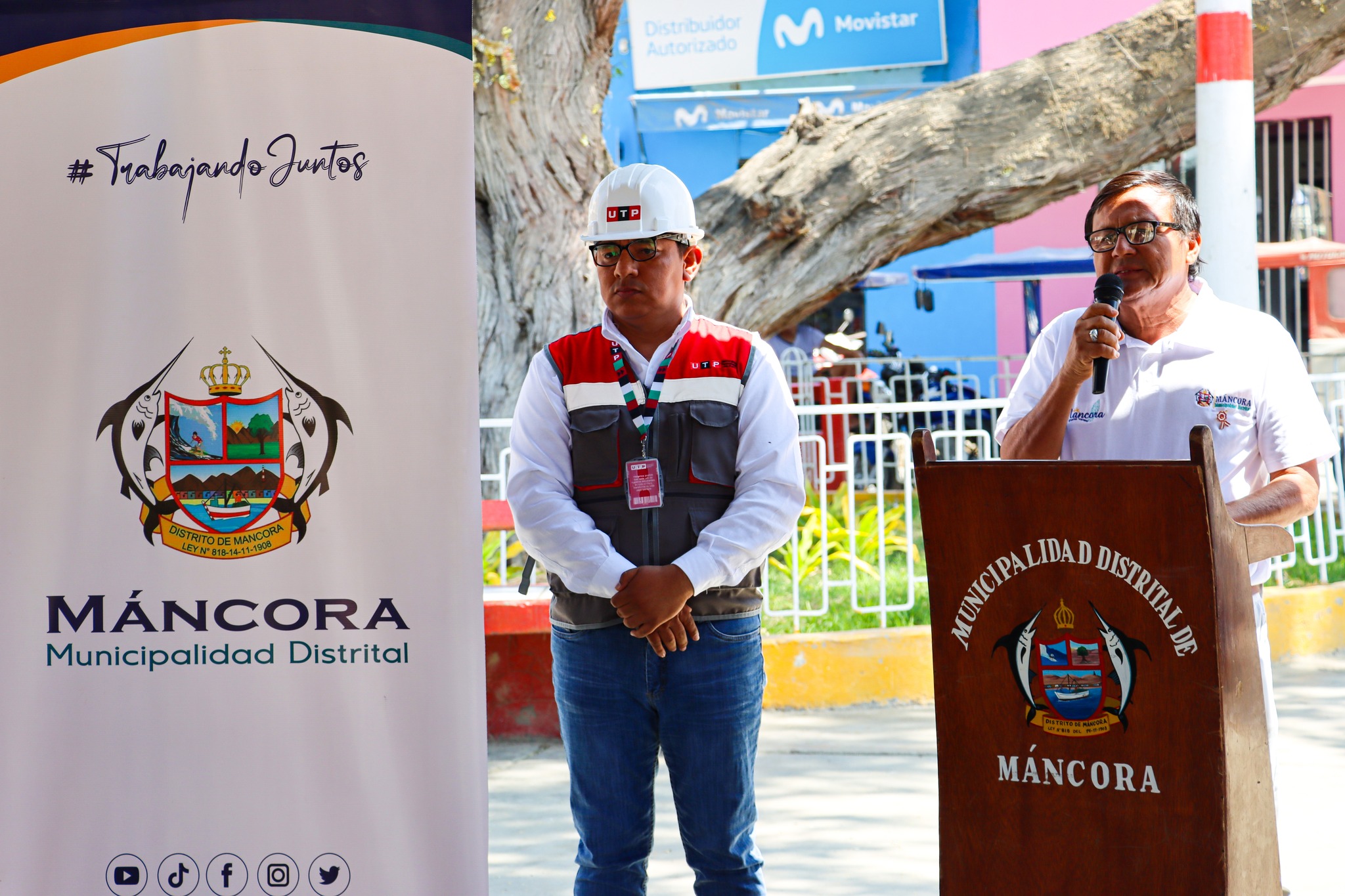 ESTUDIANTES DE LA UNIVERSIDAD TECNOLÓGICA DEL PERÚ - PIURA HACEN ENTREGA DE 2 MAQUETAS REFERENTE A LA PLAZA MIGUEL GRAU.