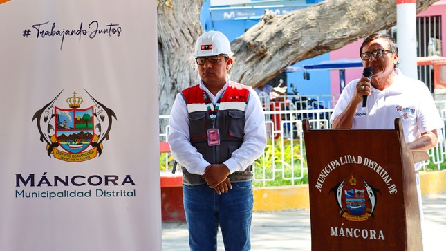 ESTUDIANTES  DE LA UNIVERSIDAD TECNOLÓGICA DEL PERÚ -  PIURA HACEN ENTREGA DE 2 MAQUETAS REFERENTE A LA PLAZA MIGUEL GRAU. 