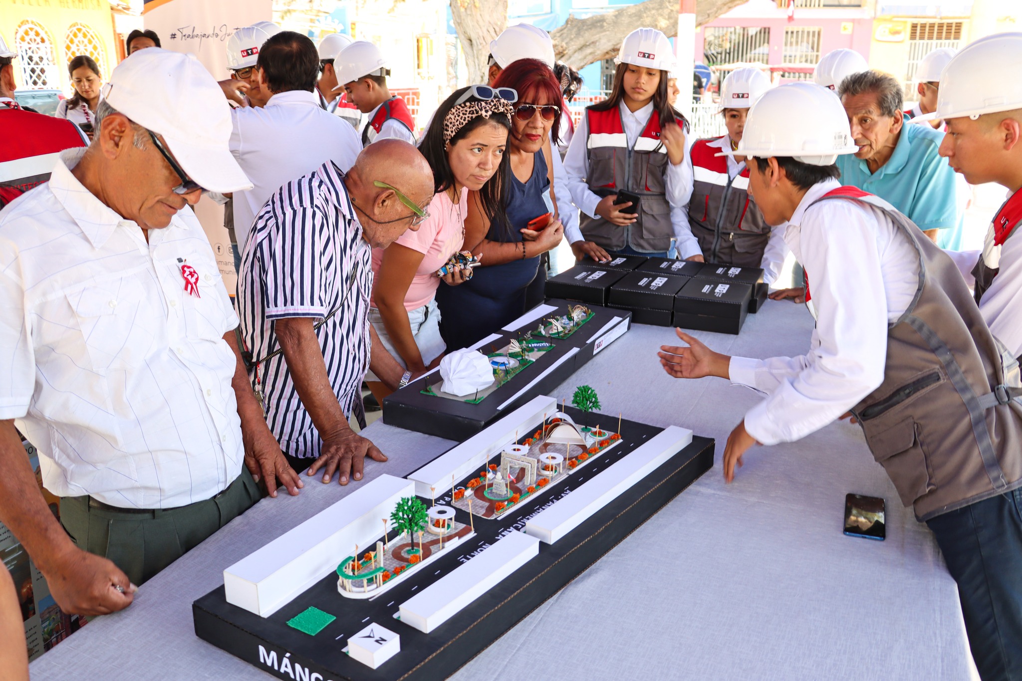 ESTUDIANTES DE LA UNIVERSIDAD TECNOLÓGICA DEL PERÚ - PIURA HACEN ENTREGA DE 2 MAQUETAS REFERENTE A LA PLAZA MIGUEL GRAU.