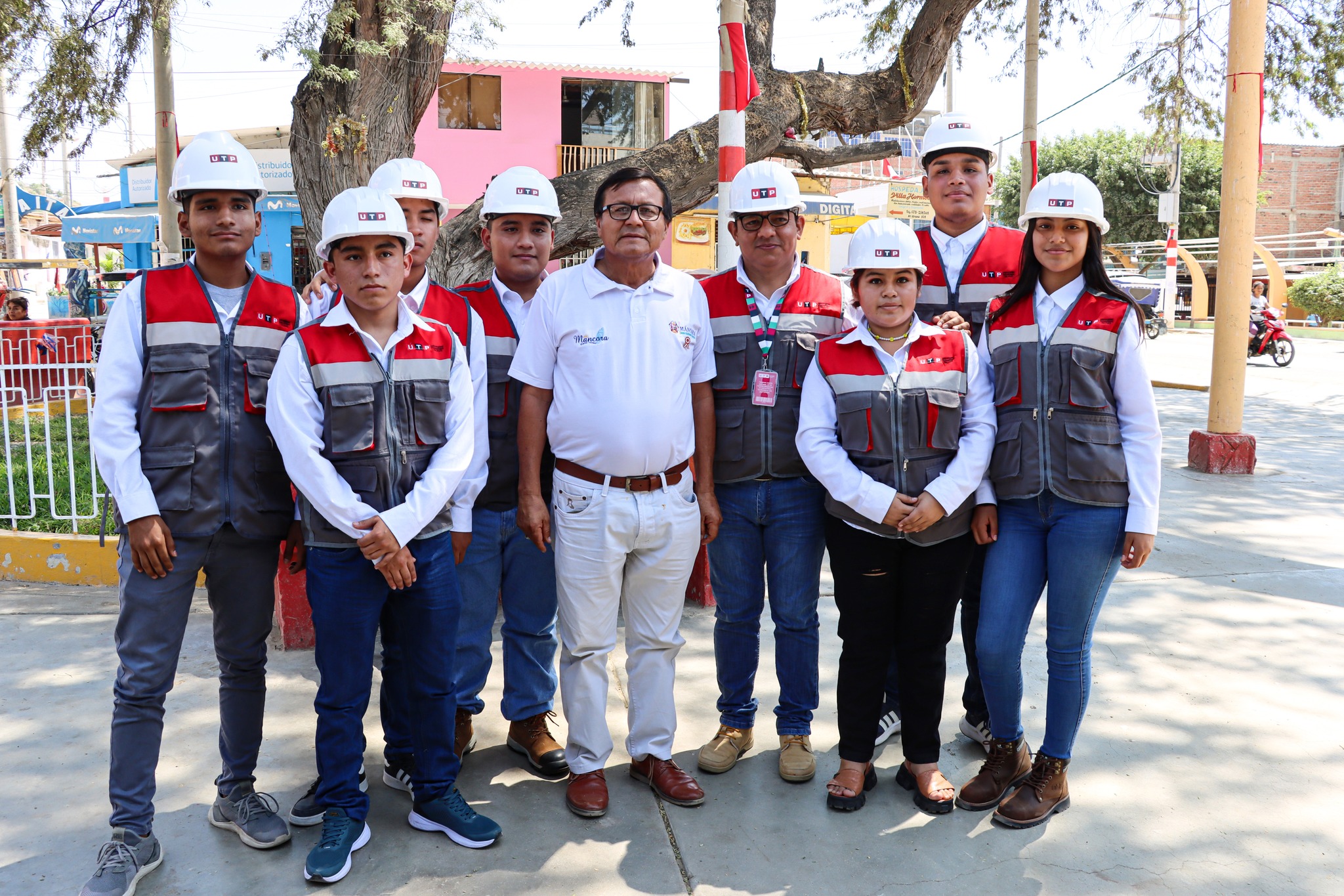 ESTUDIANTES DE LA UNIVERSIDAD TECNOLÓGICA DEL PERÚ - PIURA HACEN ENTREGA DE 2 MAQUETAS REFERENTE A LA PLAZA MIGUEL GRAU.