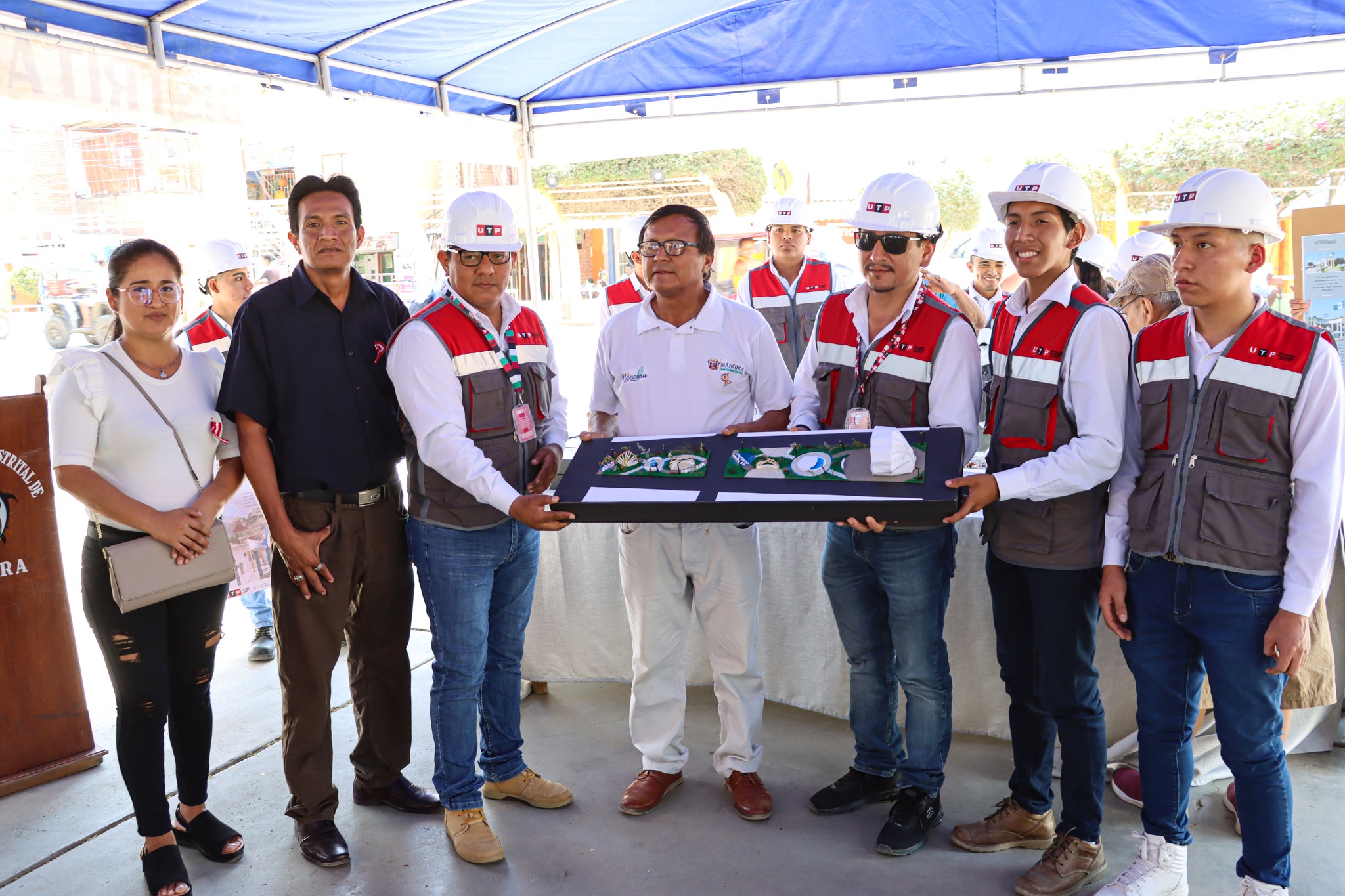 ESTUDIANTES DE LA UNIVERSIDAD TECNOLÓGICA DEL PERÚ - PIURA HACEN ENTREGA DE 2 MAQUETAS REFERENTE A LA PLAZA MIGUEL GRAU.