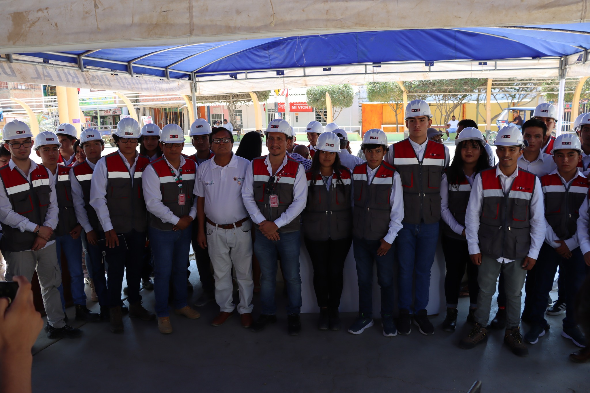 ESTUDIANTES DE LA UNIVERSIDAD TECNOLÓGICA DEL PERÚ - PIURA HACEN ENTREGA DE 2 MAQUETAS REFERENTE A LA PLAZA MIGUEL GRAU.