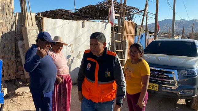 El Alcalde Provincial John Larry Coayla, se hizo presente en el lugar de los hechos para conversar con cada uno de los afectados y gestionar el apoyo humanitario necesario.