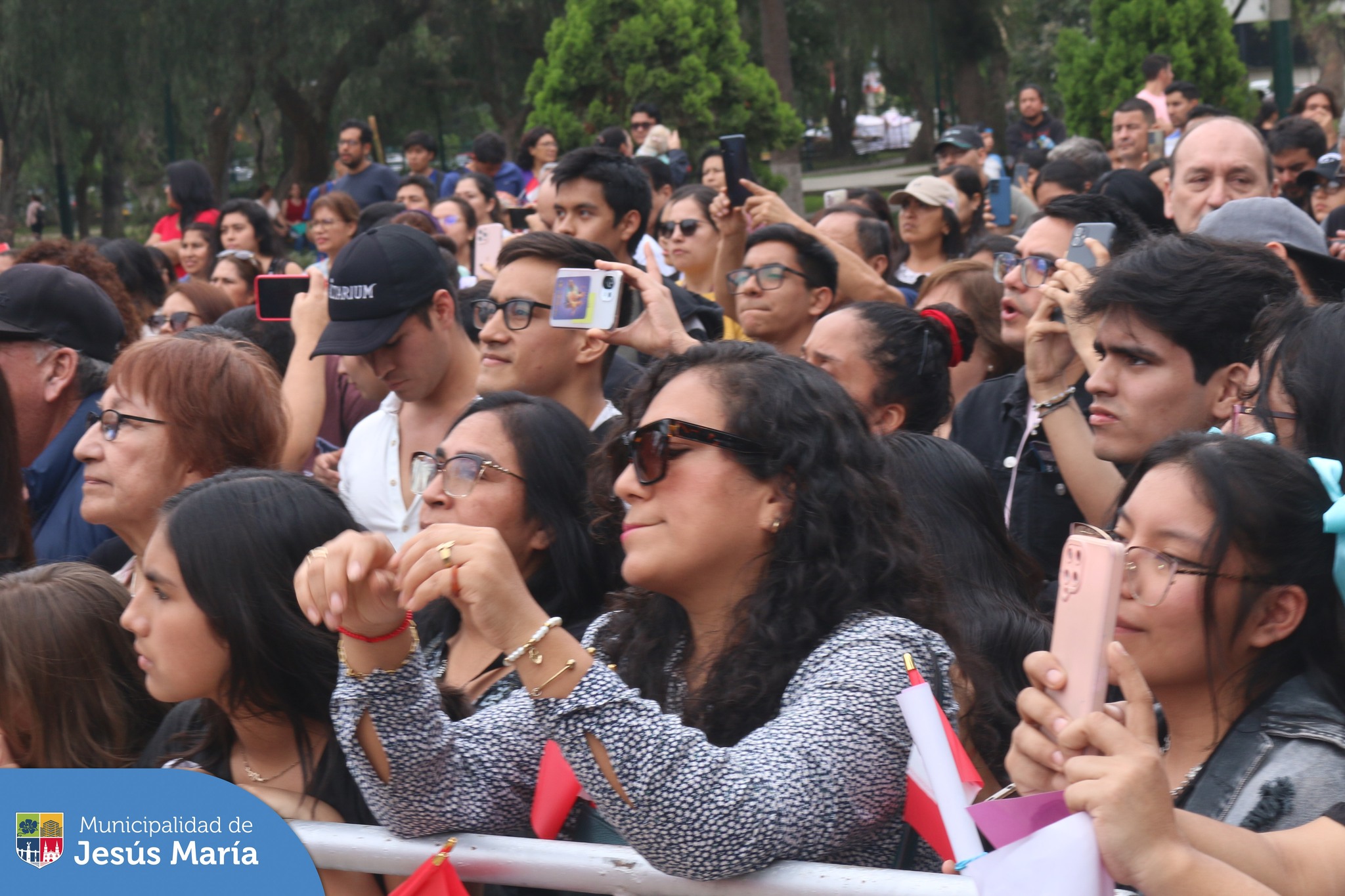 🤩 Los vecinos jesusmarianos disfrutaron del espectacular show gratuito de 👩🎤 Daniela Darcourt en la explanada del campo de marte. El evento fue organizado en coordinación con 🔴LG XBOOM Go.
#JesúsMaríaSomosTodos #EsTiempoDeSoluciones