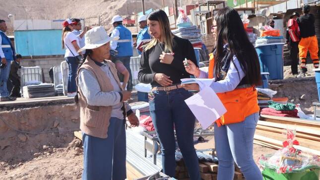 El Alcalde Provincial, John Larry Coayla realizó la entrega de módulos, frazadas, víveres, agua para las más de 27 personas damnificadas por el incendio ocurrido en la Asociación “Cisne Blanco” del distrito de San Antonio.