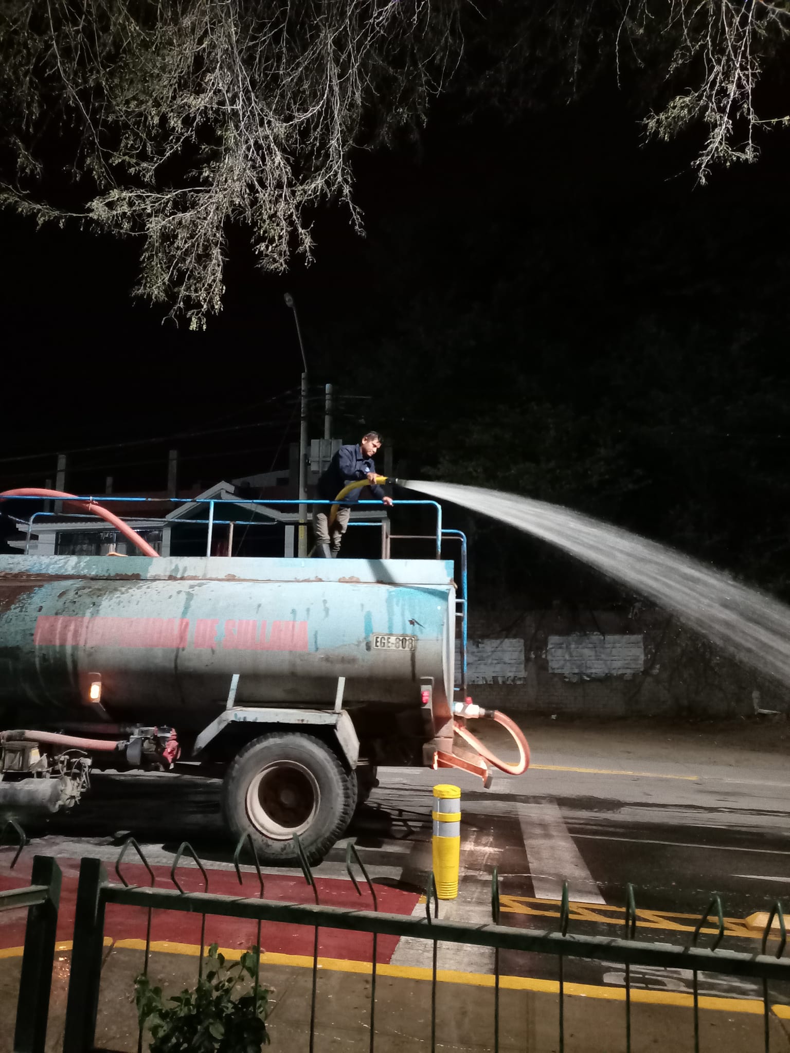 Personal De Limpieza De La Municipalidad Realiza Baldeado De Toda La Avenida Champagnat Y Lavado De Topes De Ciclovía