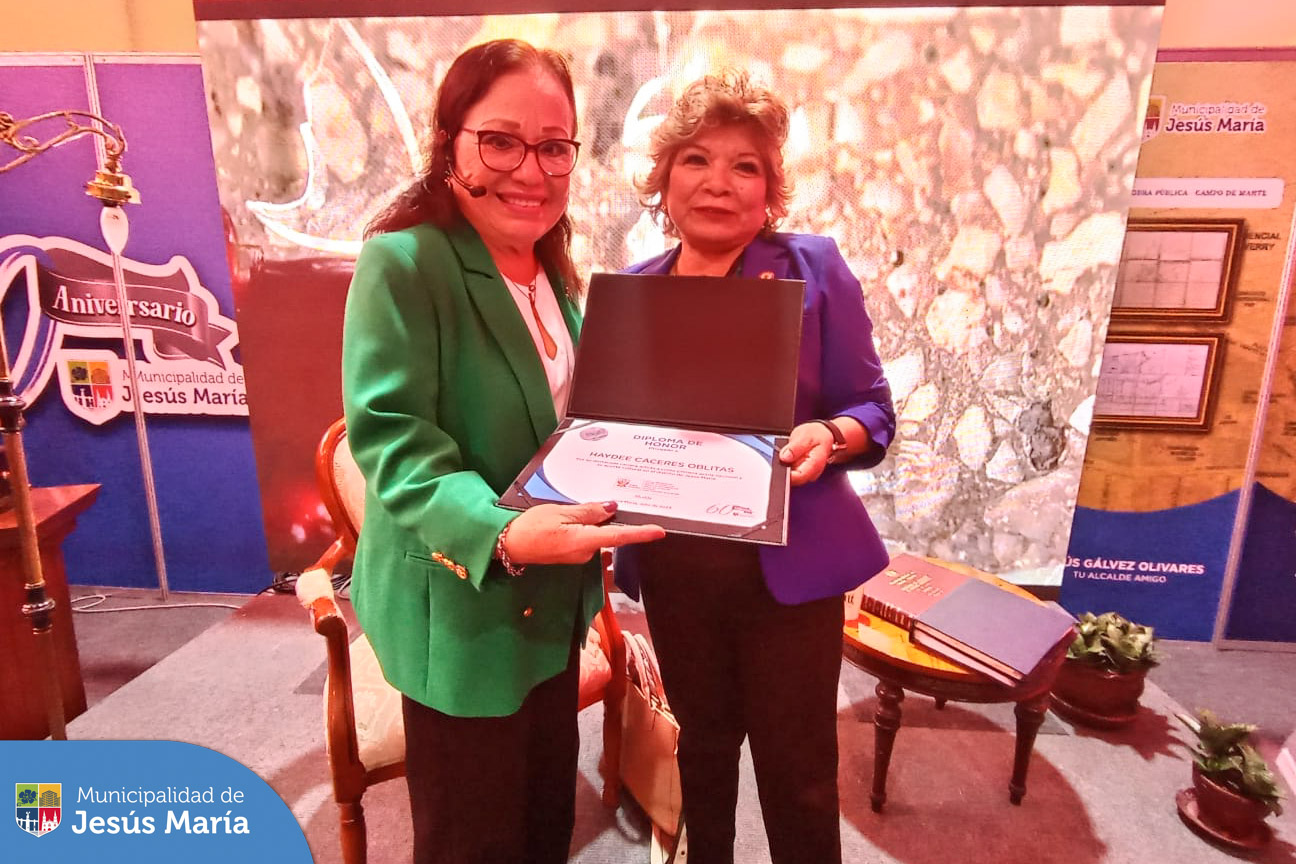 👏🏼 La Municipalidad de Jesús María entregó un reconocimiento especial a la talentosa 🎭 actriz peruana Haydeé Cáceres por su gran aporte cultural a nuestro distrito.