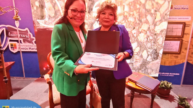 👏🏼 La Municipalidad de Jesús María entregó un reconocimiento especial a la talentosa 🎭 actriz peruana Haydeé Cáceres por su gran aporte cultural a nuestro distrito.