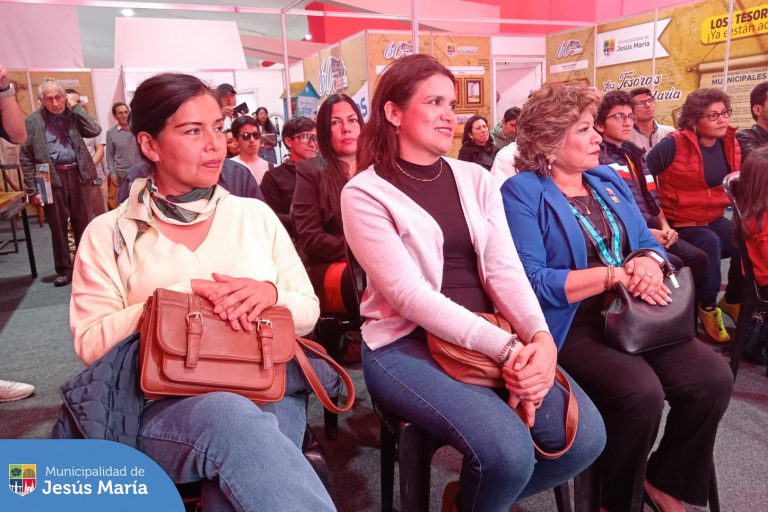 👏🏼 La Municipalidad de Jesús María entregó un reconocimiento especial a la talentosa 🎭 actriz peruana Haydeé Cáceres por su gran aporte cultural a nuestro distrito.