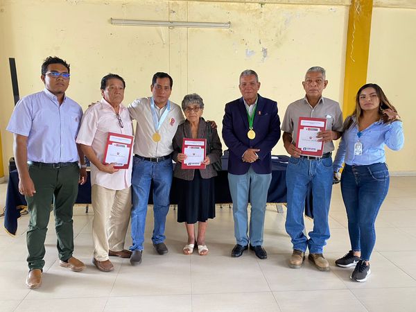 Alcalde Marlem Mogollón Hace Entrega De Títulos De Propiedad A Vecinos De Bellavista