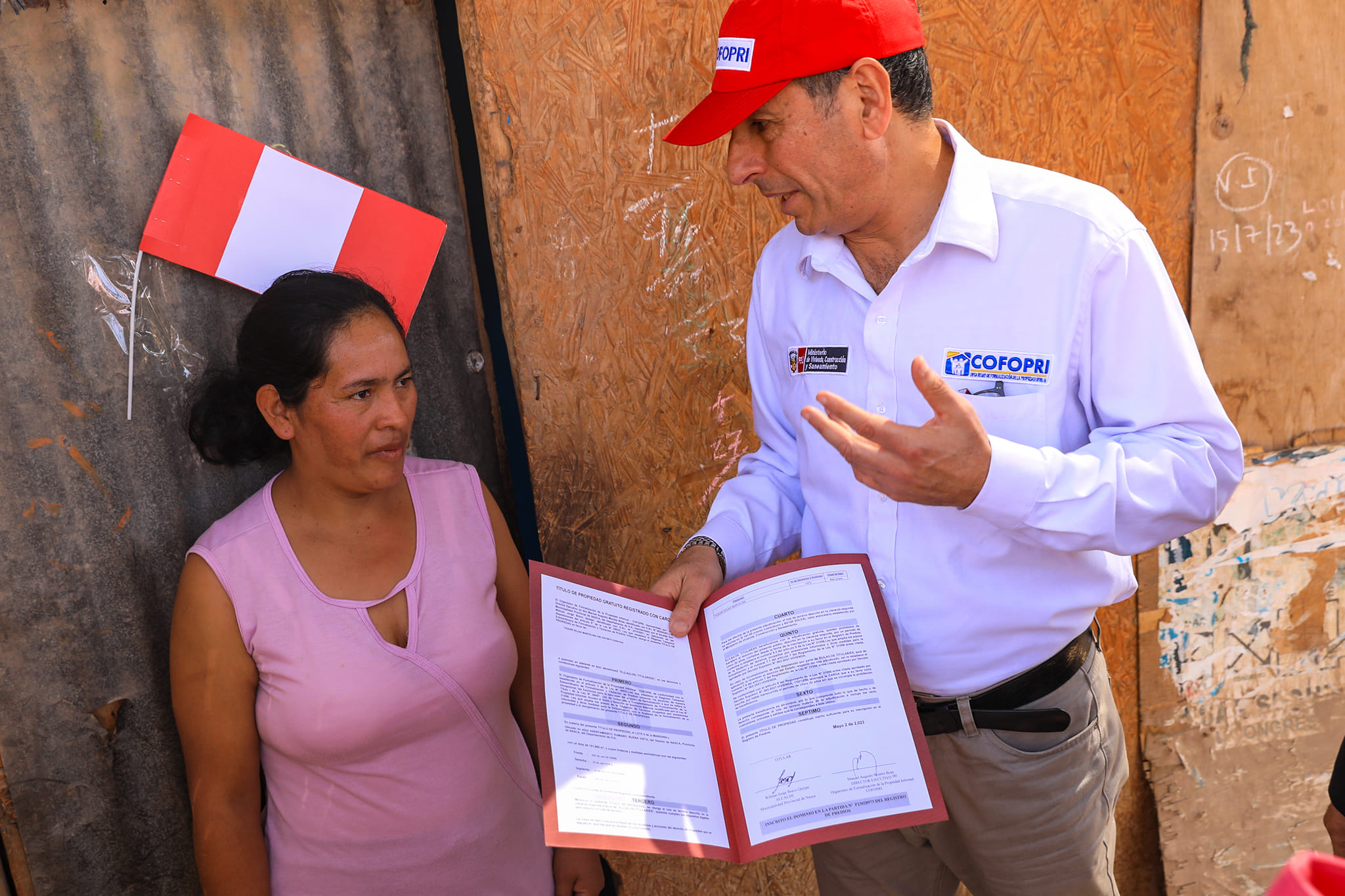 Más de 500 familias recibieron sus títulos de propiedad gracias a la campaña de titulación urbana “COFOPRI en tu distrito”, que se realizó en el distrito de Nasca