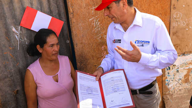 Más de 500 familias recibieron sus títulos de propiedad gracias a la campaña de titulación urbana “COFOPRI en tu distrito”, que se realizó en el distrito de Nasca