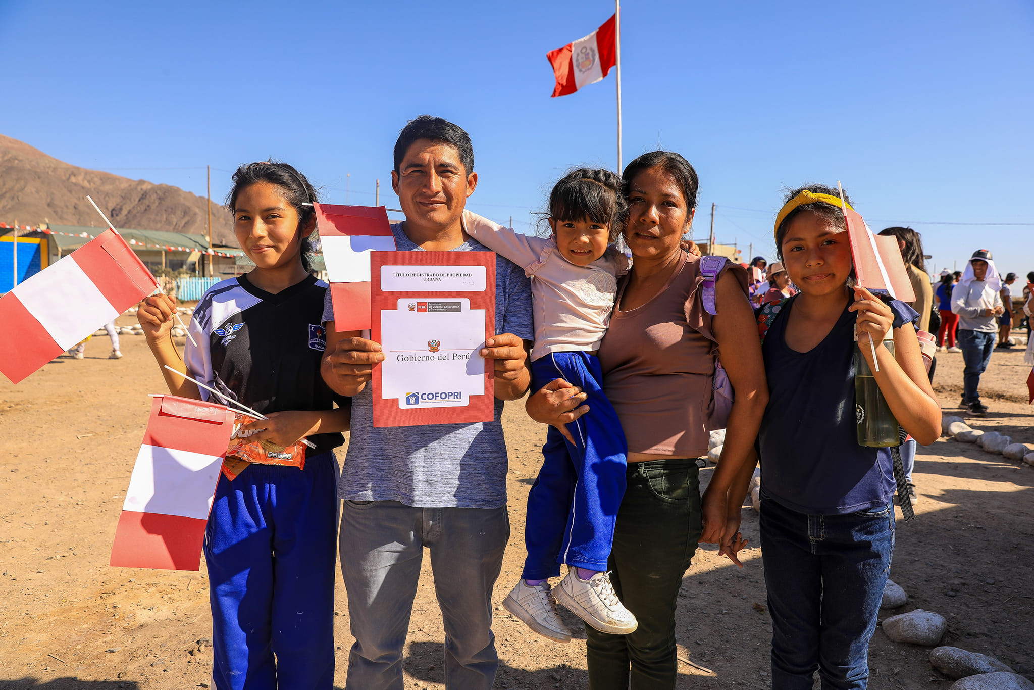 Más de 500 familias recibieron sus títulos de propiedad gracias a la campaña de titulación urbana “COFOPRI en tu distrito”, que se realizó en el distrito de Nasca