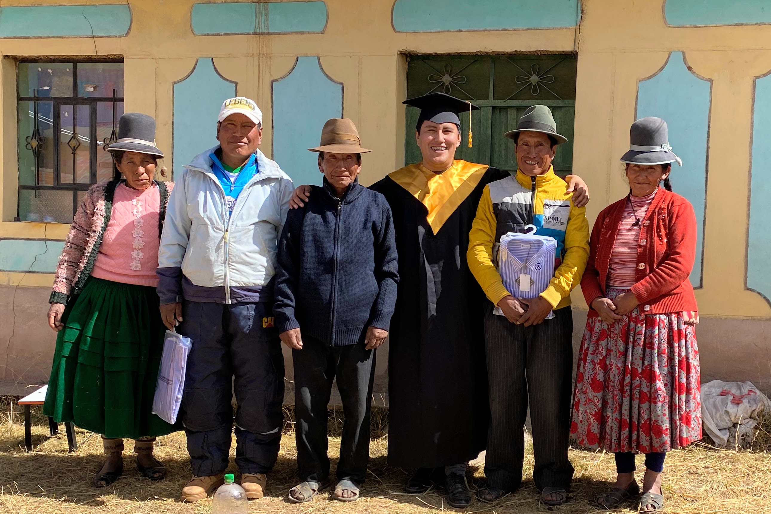 Honorio Apaza con su familia, en Puno.