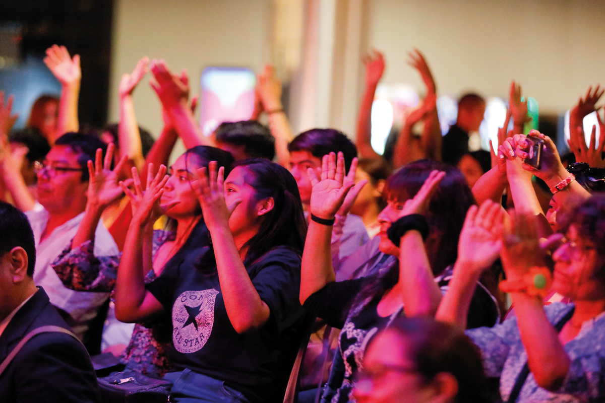 personas en concierto