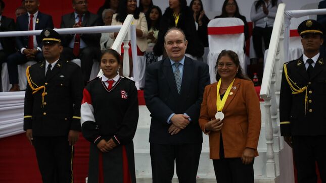 Alcalde de Lima acompaño a escolares en pasacalle De La Peruanidad