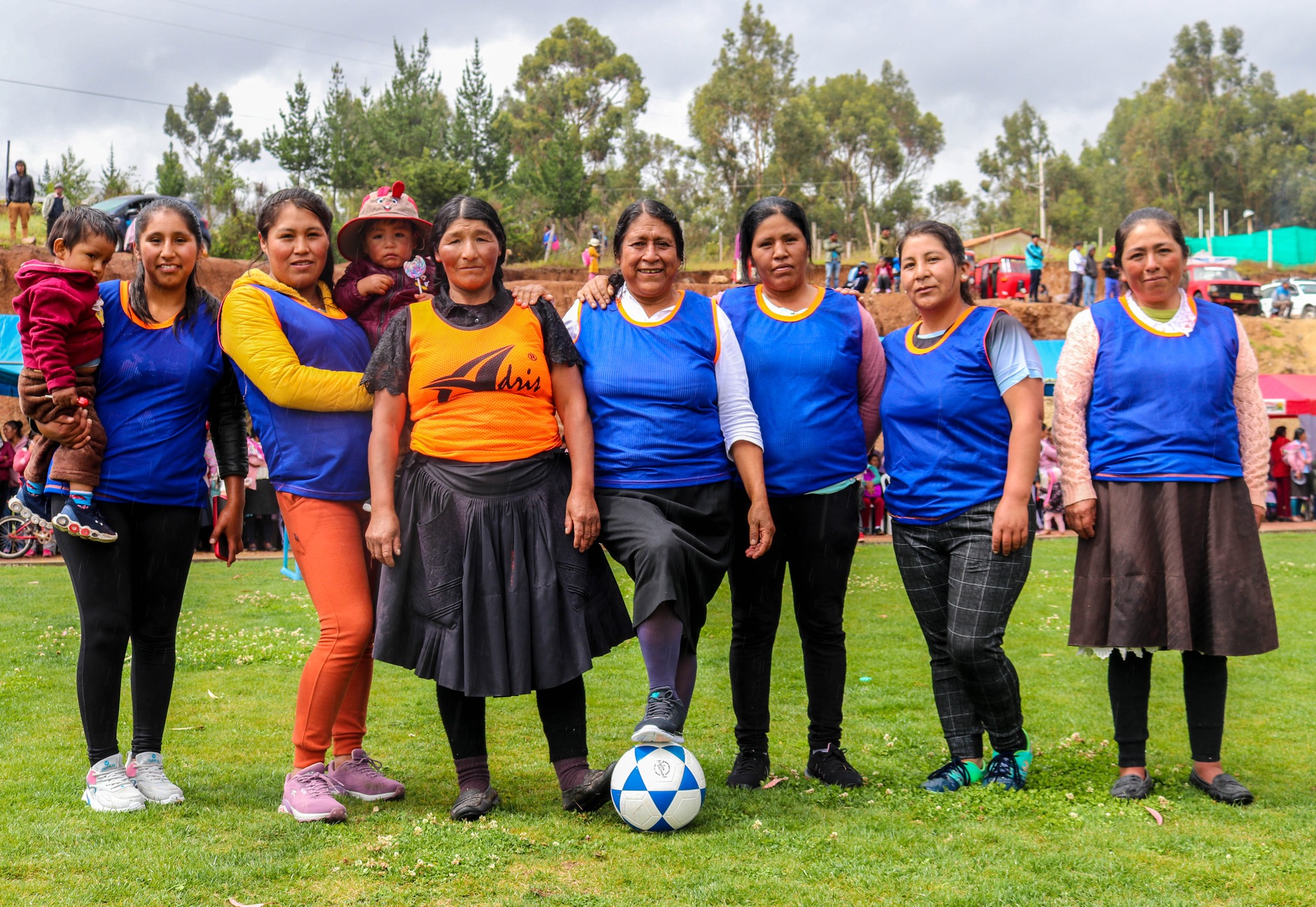 Con masiva participación de nuestras madres huamanguillinas se llevó a cabo el merecido homenaje por el Día de las Madres, en el estadio municipal. Donde se llevó a cabo emocionantes partidos de fulbito y fue sede del talento en el canto y baile de las mamás huamanguillinas.