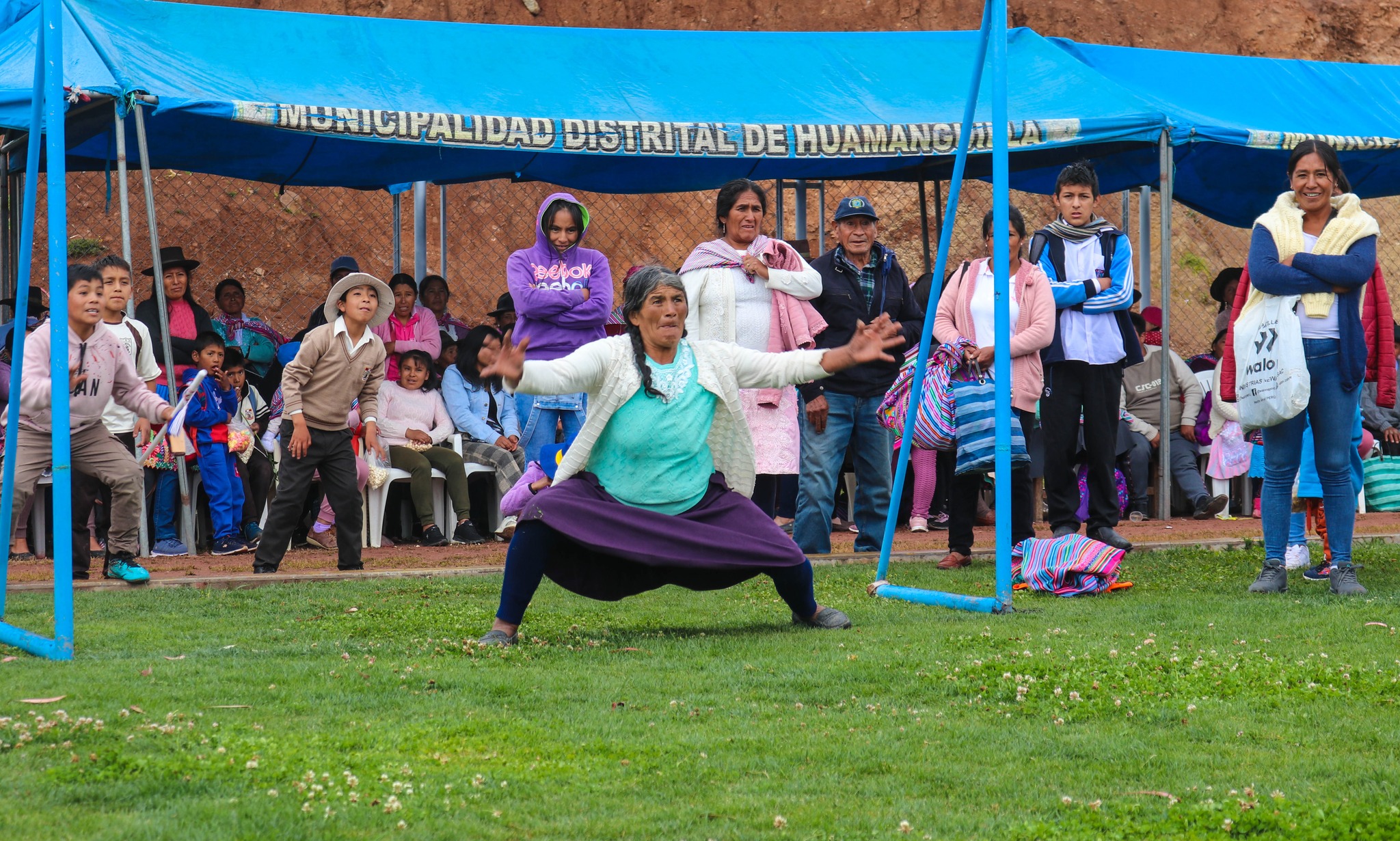 Con masiva participación de nuestras madres huamanguillinas se llevó a cabo el merecido homenaje por el Día de las Madres, en el estadio municipal. Donde se llevó a cabo emocionantes partidos de fulbito y fue sede del talento en el canto y baile de las mamás huamanguillinas.
