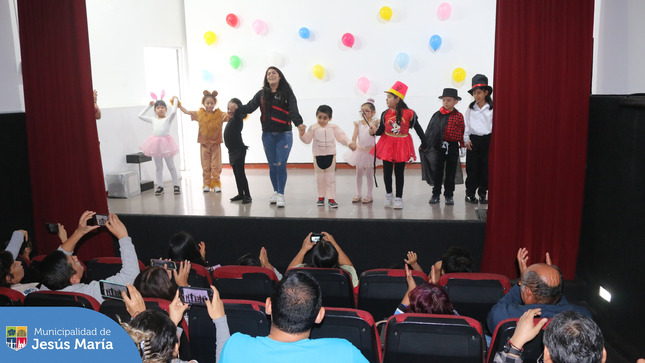 Culminó con éxito nuestro taller de 🎭 teatro para niños. Felicitamos a los participantes, quienes nos deleitaron mostrando su talento a padres y visitantes. 🎤👏🏼
🎨💃 Para más información de los talleres que ofrecemos en el Centro Cultural, llámanos al 6141212 ax 7101 o acércate a 📍 Av. Horacio Urteaga 535.
#JesúsMaríaSomosTodos #EsTiempoDeSoluciones