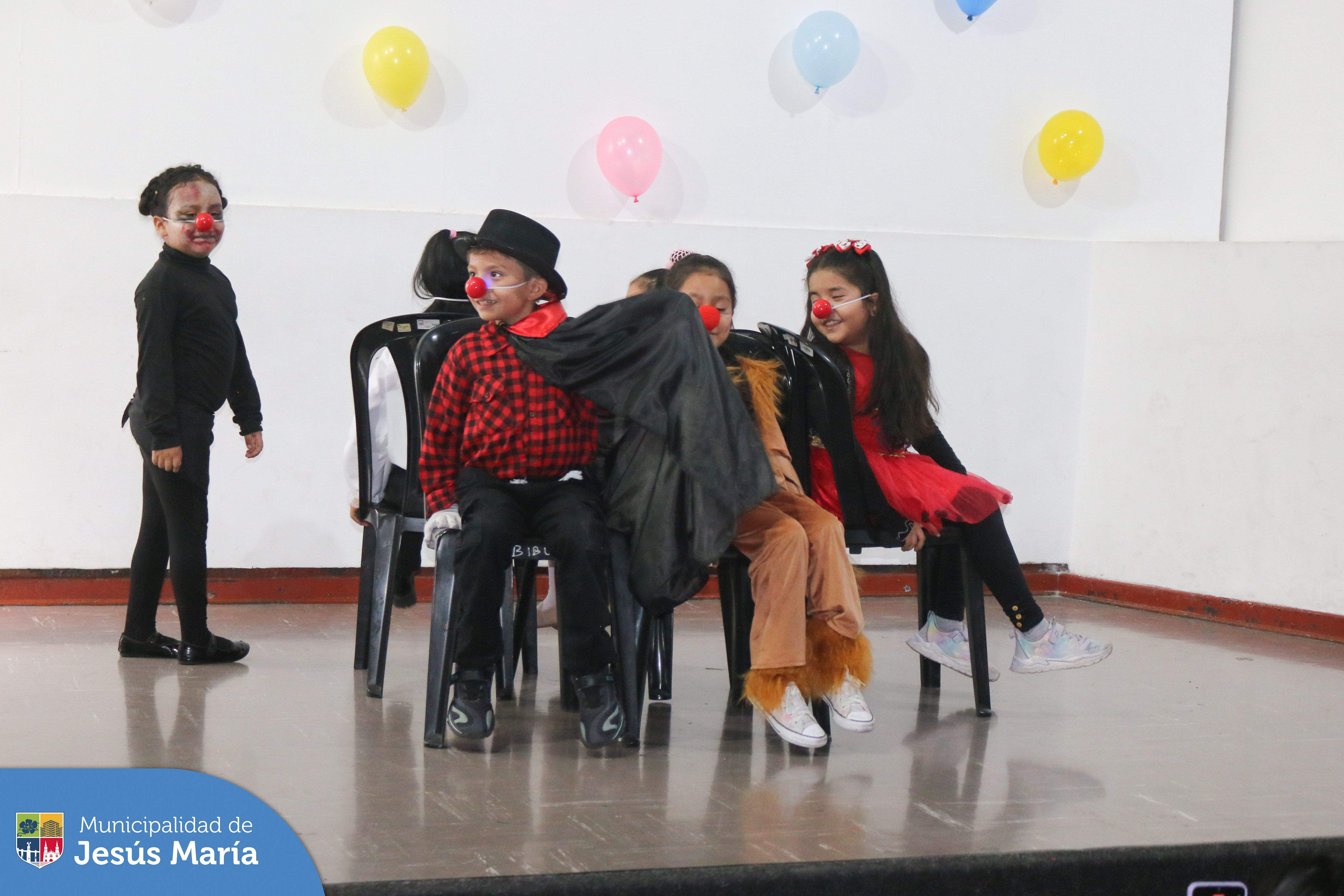 Culminó con éxito nuestro taller de 🎭 teatro para niños. Felicitamos a los participantes, quienes nos deleitaron mostrando su talento a padres y visitantes. 🎤👏🏼
🎨💃 Para más información de los talleres que ofrecemos en el Centro Cultural, llámanos al 6141212 ax 7101 o acércate a 📍 Av. Horacio Urteaga 535.
#JesúsMaríaSomosTodos #EsTiempoDeSoluciones