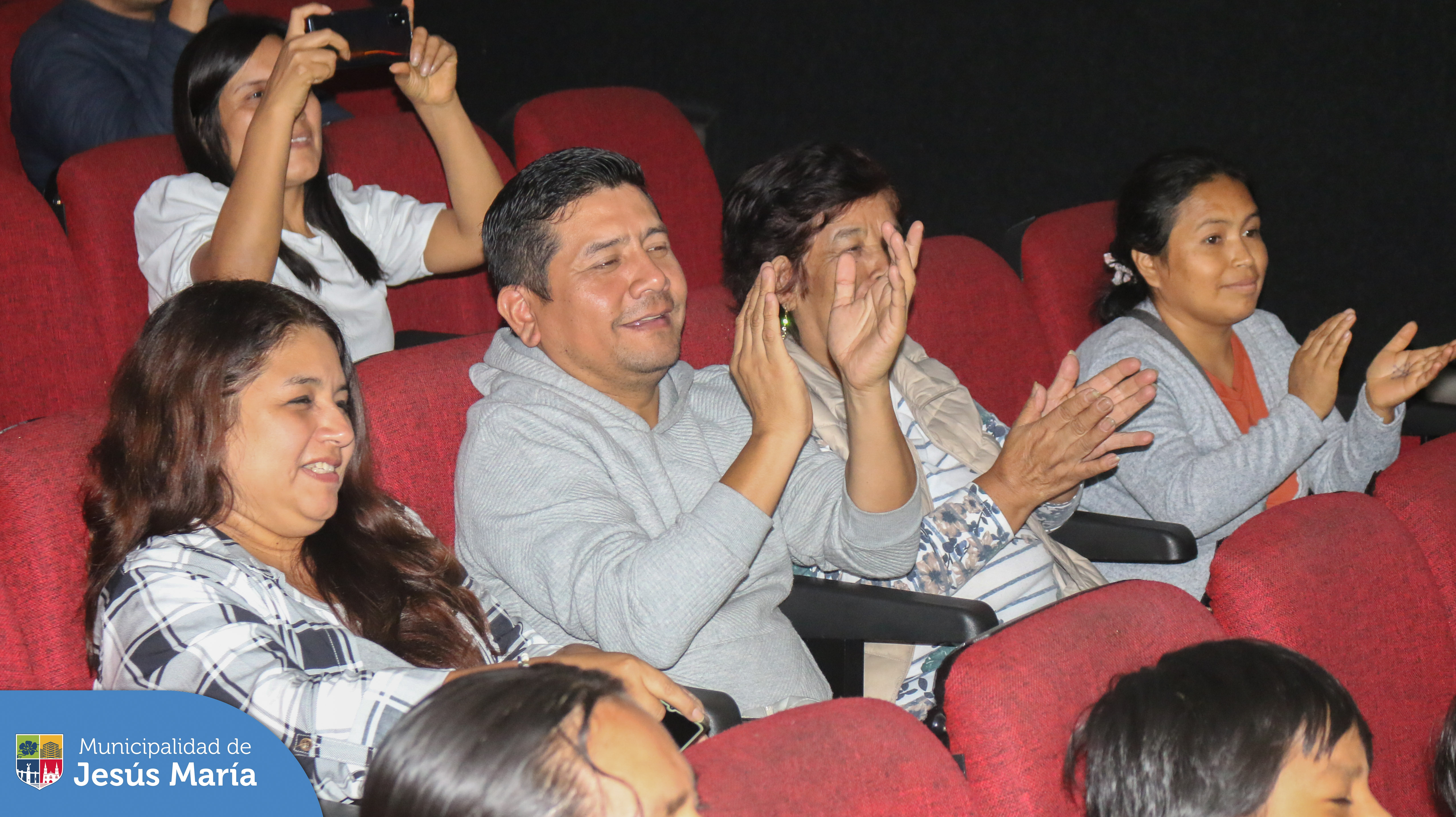 Culminó con éxito nuestro taller de 🎭 teatro para niños. Felicitamos a los participantes, quienes nos deleitaron mostrando su talento a padres y visitantes. 🎤👏🏼
🎨💃 Para más información de los talleres que ofrecemos en el Centro Cultural, llámanos al 6141212 ax 7101 o acércate a 📍 Av. Horacio Urteaga 535.
#JesúsMaríaSomosTodos #EsTiempoDeSoluciones