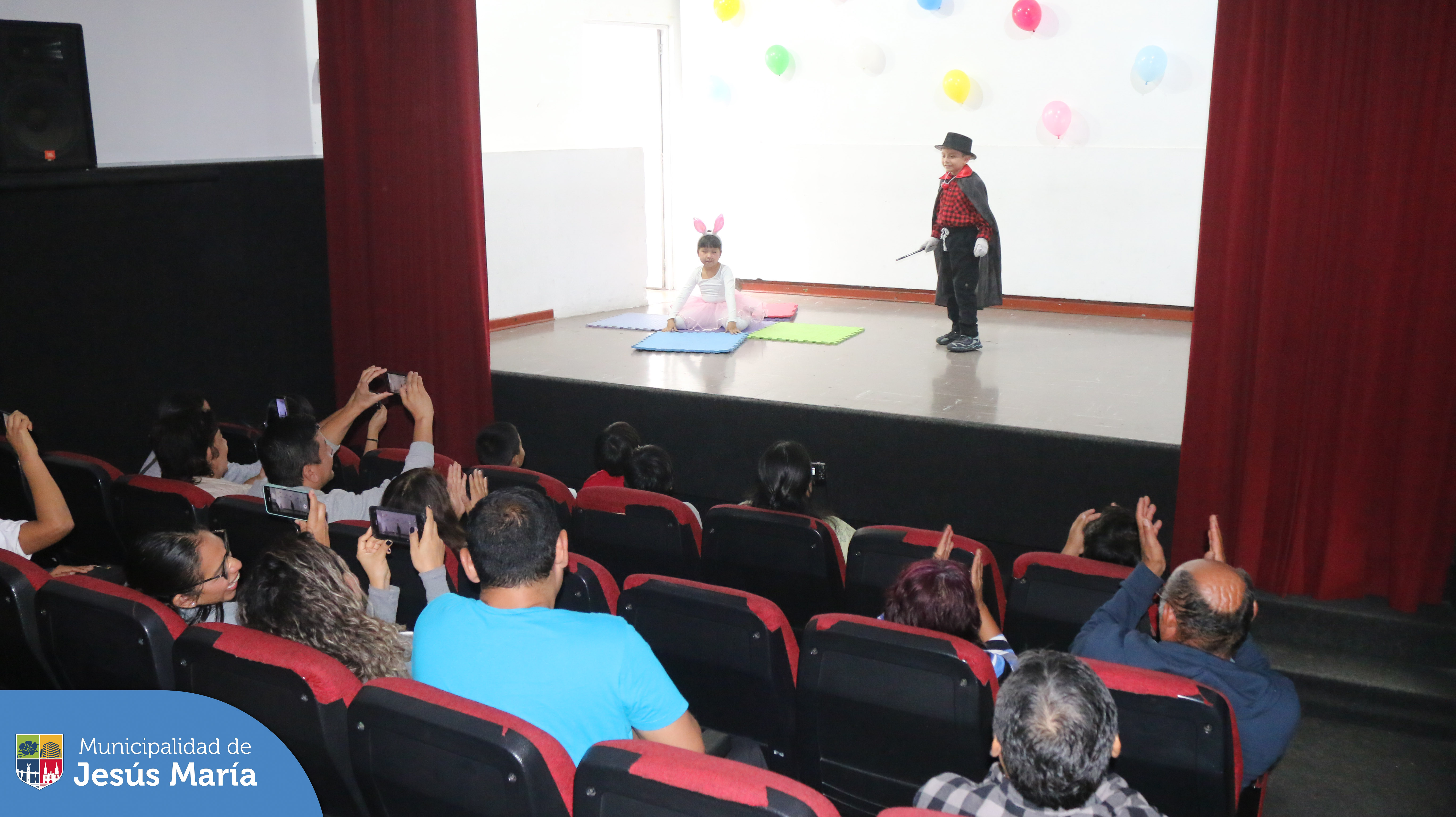 Culminó con éxito nuestro taller de 🎭 teatro para niños. Felicitamos a los participantes, quienes nos deleitaron mostrando su talento a padres y visitantes. 🎤👏🏼
🎨💃 Para más información de los talleres que ofrecemos en el Centro Cultural, llámanos al 6141212 ax 7101 o acércate a 📍 Av. Horacio Urteaga 535.
#JesúsMaríaSomosTodos #EsTiempoDeSoluciones