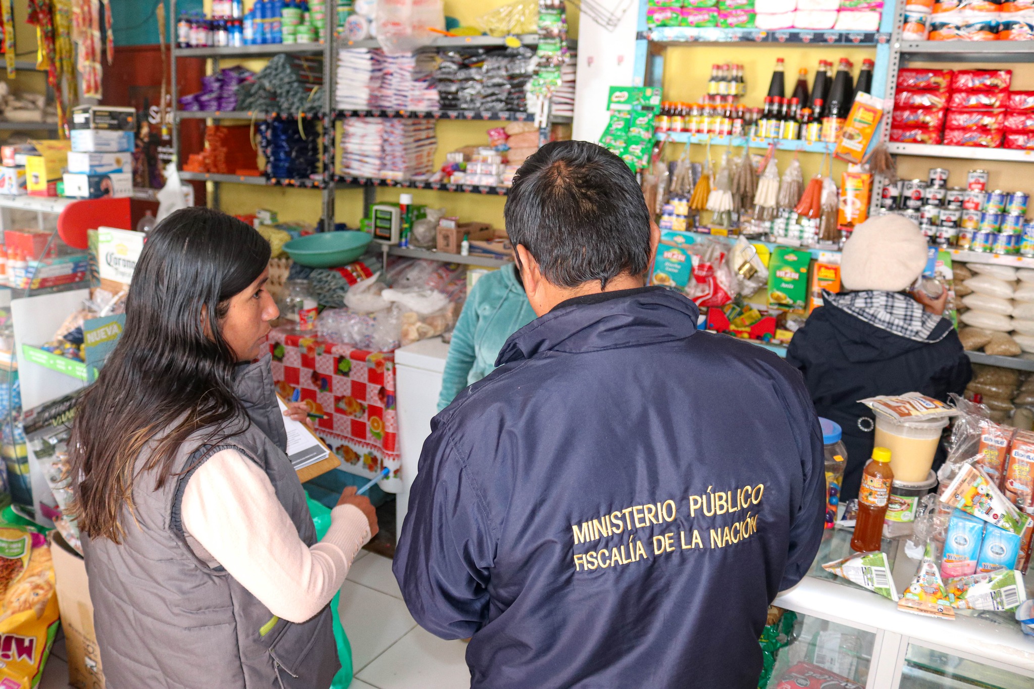 Operativo de fiscalización en tiendas de abarrotes.