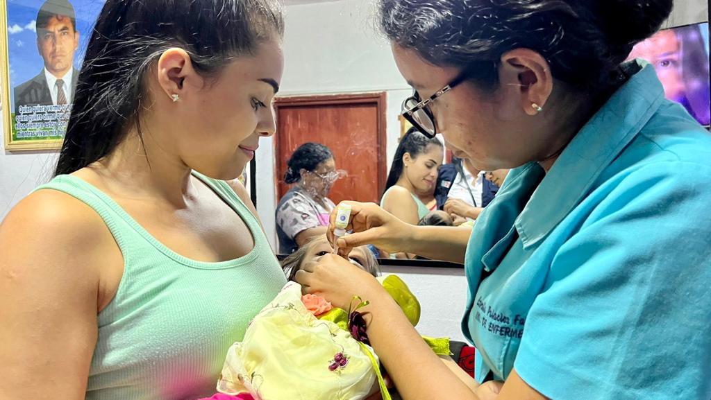 Tumbes vacunación nocturna permite aumentar la cobertura contra polio y sarampión