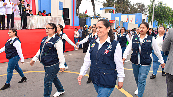 Personal de salud marchando