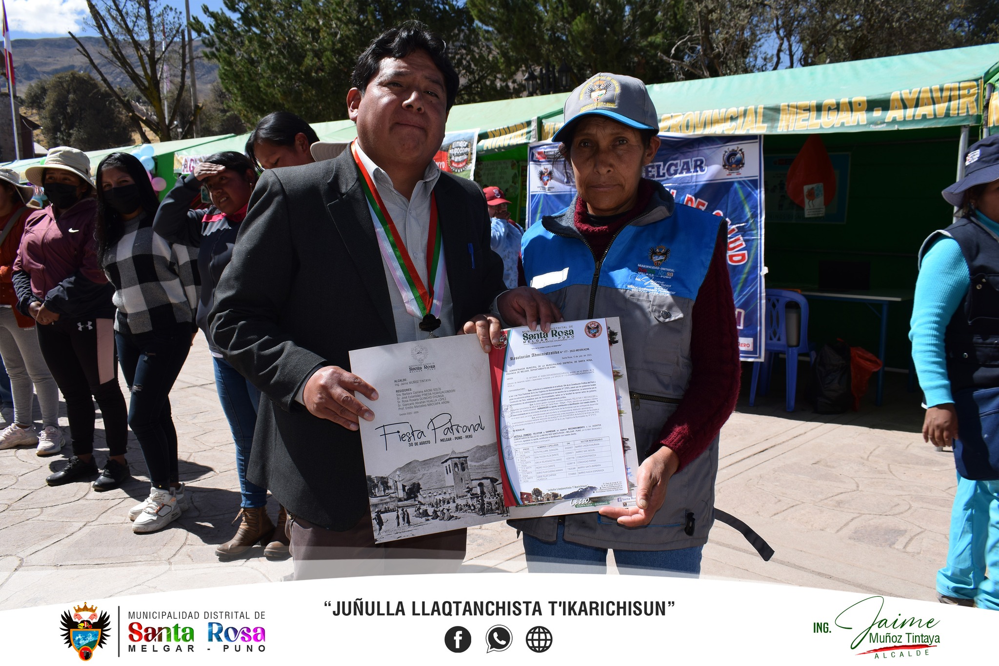 Entregan chalecos, gorras y resoluciones de reconocimiento a los agentes comunitarios del distrito de Santa Rosa.