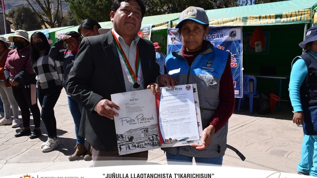 Entregan chalecos, gorras y resoluciones de reconocimiento a los agentes comunitarios del distrito de Santa Rosa.