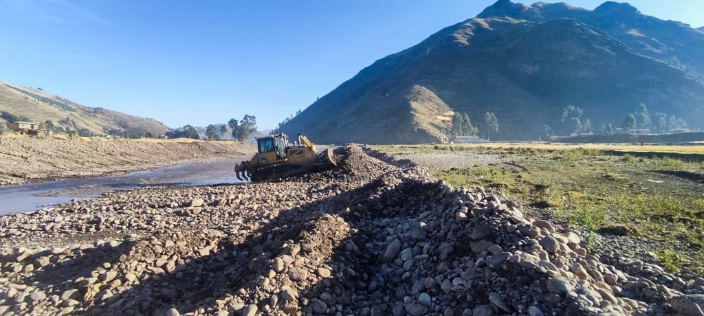 Estos trabajos realizados en el sector Mezacpampa permitieron retirar 8300 m3 de sedimentos, tierra, maleza, y más, en salvaguarda de la integridad de la población.