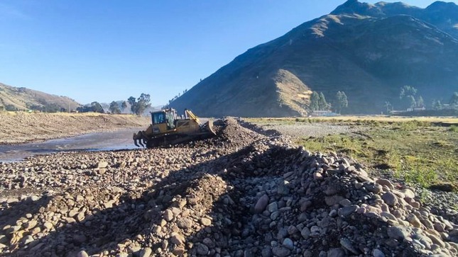 Estos trabajos realizados en el sector Mezacpampa permitieron retirar 8300 m3 de sedimentos, tierra, maleza, y más, en salvaguarda de la integridad de la población. 