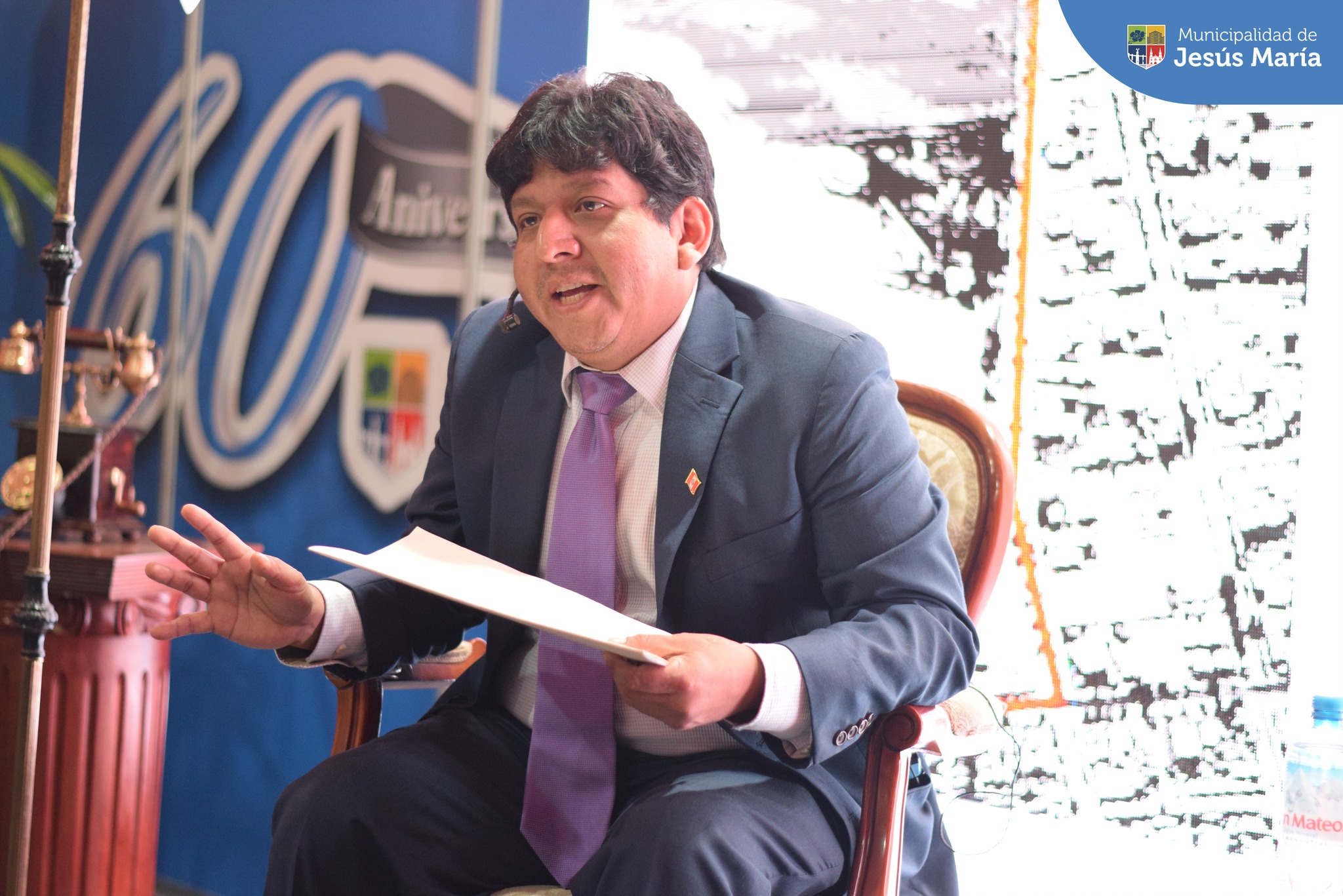 ✅ El historiador Sandro Covarubias Llerena, jefe de División de Bibliotecas y Archivo Histórico de la Municipalidad de Lima, se presentó en nuestro stand en la Feria Internacional del Libro de Lima, para brindar más detalle acerca de los orígenes de nuestro distrito y los diversos tesoros documentales que estamos exhibiendo. 📜🙌🏼
☝🏻 Recuerden, FIL va del del 21 de julio al 06 de agosto en el 🎯 parque Próceres de la Independencia.
¡Visítanos de ⏰ 11:00 a.m. a 10:00 p.m.!
#JesúsMaríaSomosTodos #EsTiempoDeSoluciones