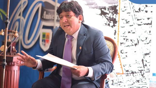 ✅ El historiador Sandro Covarubias Llerena, jefe de División de Bibliotecas y Archivo Histórico de la Municipalidad de Lima, se presentó en nuestro stand en la Feria Internacional del Libro de Lima, para brindar más detalle acerca de los orígenes de nuestro distrito y los diversos tesoros documentales que estamos exhibiendo. 📜🙌🏼
☝🏻 Recuerden, FIL va del del 21 de julio al 06 de agosto en el 🎯 parque Próceres de la Independencia.
¡Visítanos de ⏰ 11:00 a.m. a 10:00 p.m.!
#JesúsMaríaSomosTodos #EsTiempoDeSoluciones