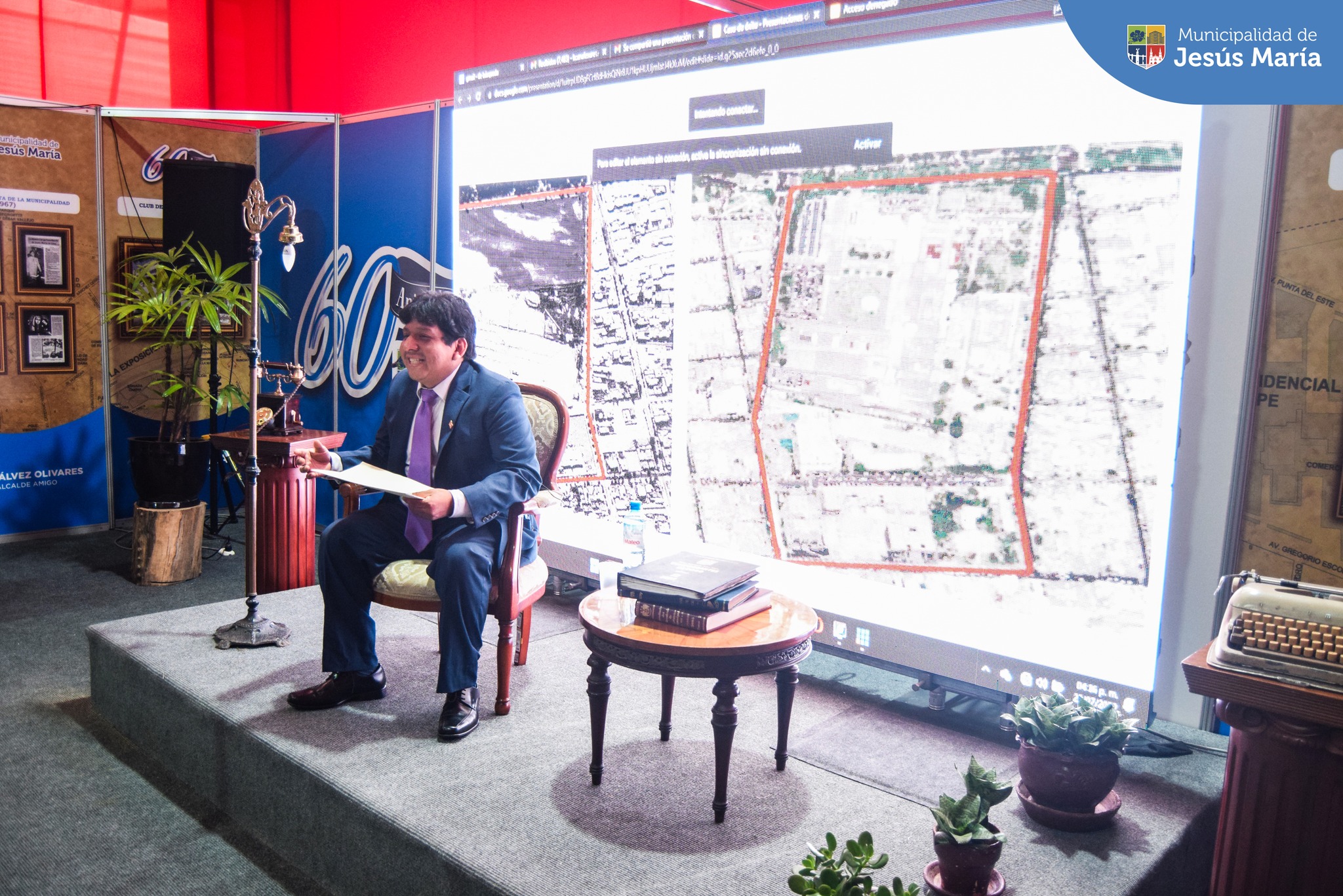 ✅ El historiador Sandro Covarubias Llerena, jefe de División de Bibliotecas y Archivo Histórico de la Municipalidad de Lima, se presentó en nuestro stand en la Feria Internacional del Libro de Lima, para brindar más detalle acerca de los orígenes de nuestro distrito y los diversos tesoros documentales que estamos exhibiendo. 📜🙌🏼
☝🏻 Recuerden, FIL va del del 21 de julio al 06 de agosto en el 🎯 parque Próceres de la Independencia.
¡Visítanos de ⏰ 11:00 a.m. a 10:00 p.m.!
#JesúsMaríaSomosTodos #EsTiempoDeSoluciones