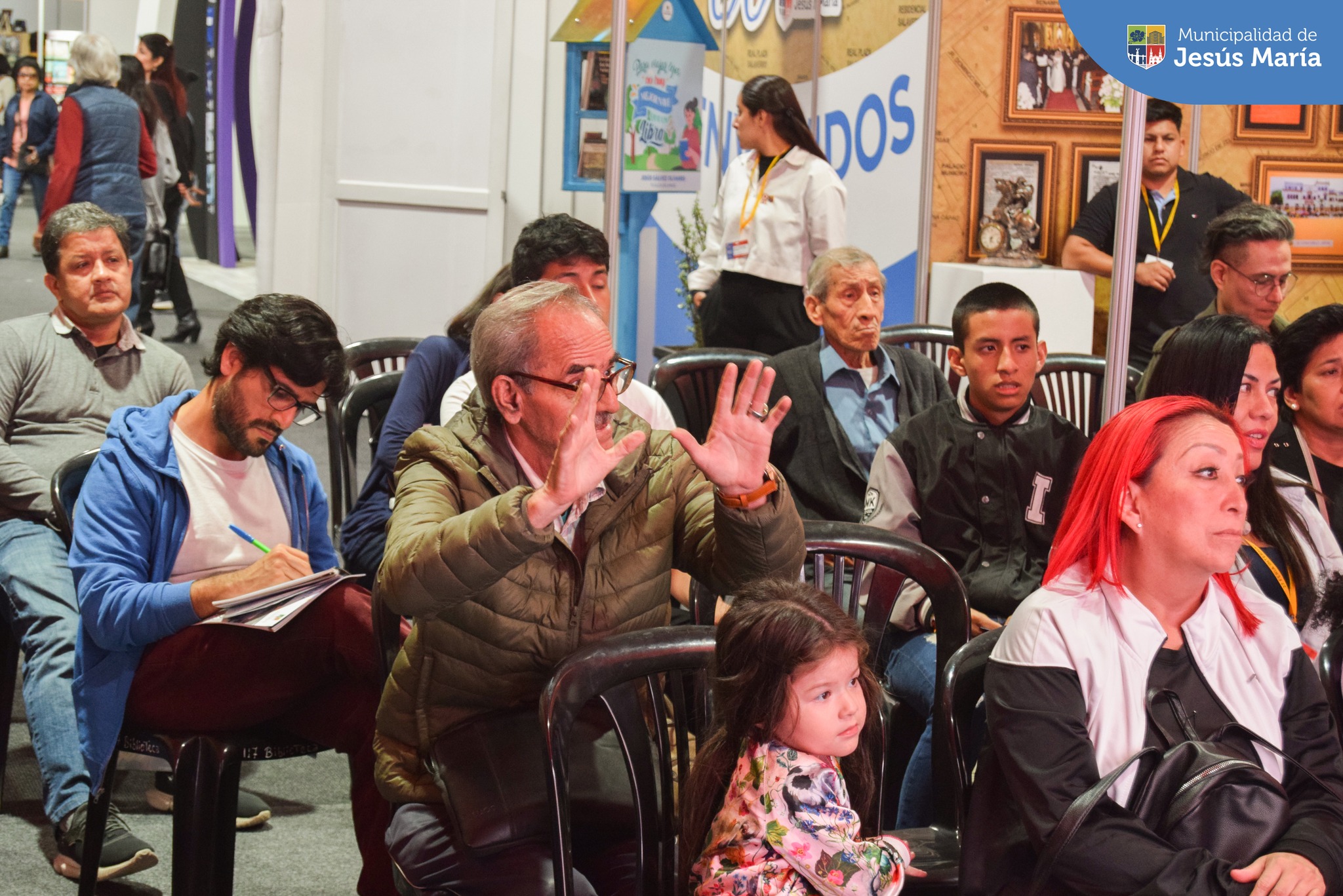 ✅ El historiador Sandro Covarubias Llerena, jefe de División de Bibliotecas y Archivo Histórico de la Municipalidad de Lima, se presentó en nuestro stand en la Feria Internacional del Libro de Lima, para brindar más detalle acerca de los orígenes de nuestro distrito y los diversos tesoros documentales que estamos exhibiendo. 📜🙌🏼
☝🏻 Recuerden, FIL va del del 21 de julio al 06 de agosto en el 🎯 parque Próceres de la Independencia.
¡Visítanos de ⏰ 11:00 a.m. a 10:00 p.m.!
#JesúsMaríaSomosTodos #EsTiempoDeSoluciones