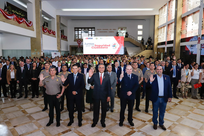 Los diez compromisos contenidos en el documento “Juntos por la Seguridad”, suscrito por el Ministerio del Interior, la Policía Nacional del Perú, alcaldes distritales y provinciales, así como por representantes del sector privado y la academia buscan fomentar la colaboración y la implementación de acciones concretas para mejorar la seguridad y la tranquilidad de todos los peruanos, afianzando la lucha contra la delincuencia común y el crimen organizado en todas sus formas.
En ese marco, las autoridades de los gobiernos locales, junto al sector Interior y la Policía se unirán para el objetivo concreto de recuperar espacios públicos y erradicar los mercados donde se expenden objetos robados. Uno de los compromisos de las autoridades es poner el mayor énfasis en el combate a la venta de celulares robados y chips callejeros usados para la extorsión.
Asimismo, entre las medidas concretas que se pondrán en marcha como parte de los compromisos “Juntos por la Seguridad”, destaca la interconexión de los sistemas de videovigilancia para una respuesta más rápida y eficiente ante situaciones de emergencia; y, el reforzamiento del patrullaje integrado, liderado por comisarios, en coordinación con gobiernos locales y juntas vecinales con el fin de mejorar la vigilancia y la prevención del delito en todas las áreas.
Otros de los compromisos asumidos en pro de la seguridad ciudadana es el apoyo con infraestructura y equipamiento que permita fortalecer el trabajo de las Unidades Especializadas de la Policía Nacional; además de la capacitación de serenos municipales, para trabajar de manera efectiva y conjunta con la PNP.
También se ha previsto el fortalecimiento de los programas preventivos de la Policía Nacional y las municipalidades, a fin de alejar a los jóvenes de acciones delictivas, contando para ello con la valiosa participación de las Juntas Vecinales.
Alcaldes comprometidos
Tras la firma de dichos acuerdos, las autoridades locales se comprometieron a poner en marcha todas estas acciones de manera coordinada y efectiva, rindiendo cuentas a la ciudadanía sobre los avances logrados.
El alcalde provincial del Callao, Pedro Spadaro resaltó el trabajo articulado entre el Mininter, la PNP, los gobiernos locales y la comunidad, y aseguró que seguirán trabajando para fortalecer el patrullaje integrado en su jurisdicción.
A su turno, Jesús Gálvez, alcalde de Jesús María, agradeció el compromiso del sector Interior para trabajar en equipo a favor de la seguridad y se comprometió a incrementar el número de policías, a través de la compra de sus días de franco, para reforzar el patrullaje conjunto.
La alcaldesa de San Isidro, Nancy Vizurraga, expresó su satisfacción por este acuerdo e informó sobre la firma de un convenio con la PNP para contar con 100 policías y brindar mayor protección a sus vecinos.
De igual modo, Alfredo Reynaga, alcalde de Independencia, se comprometió a seguir apoyando con equipamiento e infraestructura a las unidades especializadas de la Policía Nacional, tras resaltar la política de puertas abiertas puesta en práctica en el sector Interior, por el ministro Vicente Romero.
El alcalde de San Luis, Ricardo Pérez, se comprometió a seguir recuperando espacios públicos para beneficio de la comunidad en coordinación con la estrategia multisectorial Barrio Seguro. En tanto, la alcaldesa de Surquillo, Cintia Loayza, sostuvo que la firma de los compromisos fortalecerá la alianza que tienen con la PNP.
La presidenta de la Asociación de Mypes, Ana María Choquehuanca, afirmó que la lucha contra la inseguridad requiere del apoyo de todas las autoridades, por ello es necesario seguir trabajado en alianza con todos los sectores.
Finalmente, José Marangunich, presidente del Consejo Consultivo de Seguridad de la Federación Latinoamericana de Bancos, ratificó su decisión de seguir apostando por los convenios entre el sector privado y la Policía Nacional. Señalo que los compromisos suscritos son un paso vital para potenciar la lucha contra la delincuencia.