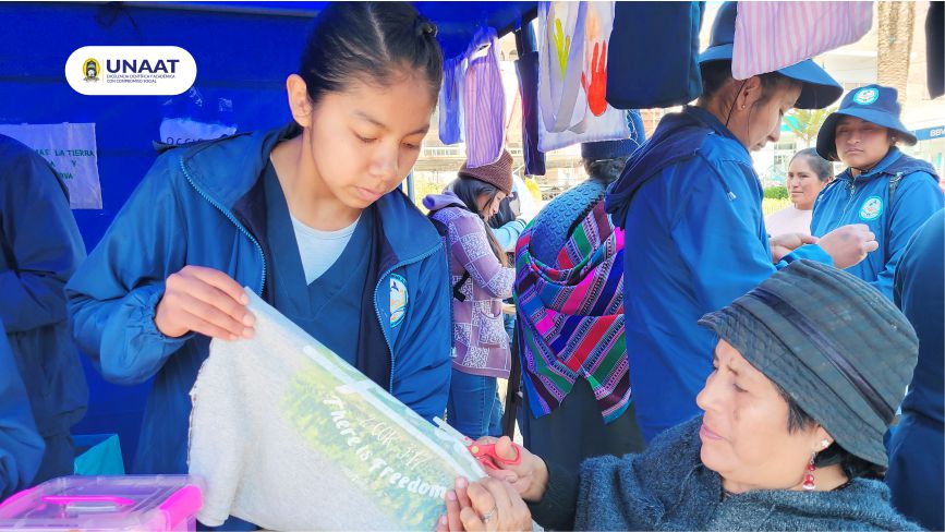 Estudiantes elaboran y promueven uso de bolsa ecológica confeccionada con material reciclado