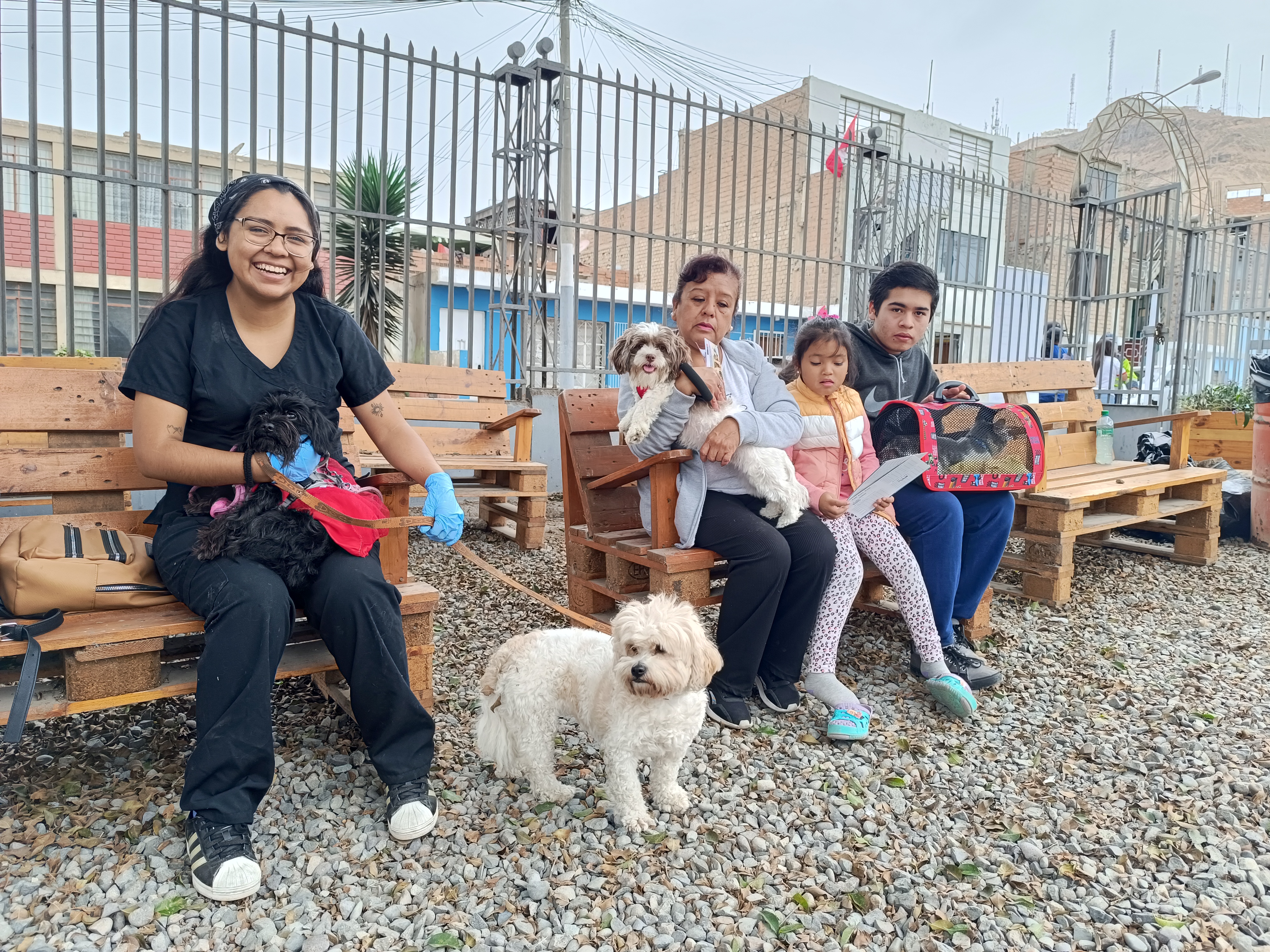 Familias felices de participar en evento gratuito