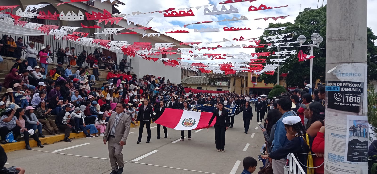 Con paso firme, La Unidad de Gestión Educativa Local de Ayabaca,  representada por nuestro Director, Mag. Luis Alberto Esteves Márquez,  y demás trabajadores,  participando en el desfile cívico patriótico por los 202 aniversario de la independencia del Perú. 
¡Viva el Perú!